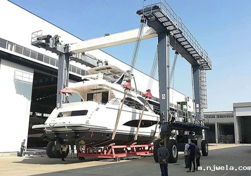 100吨轨道式游艇搬运机