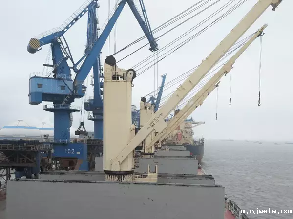 克令吊在安装过程中如何保护周围环境和设施？