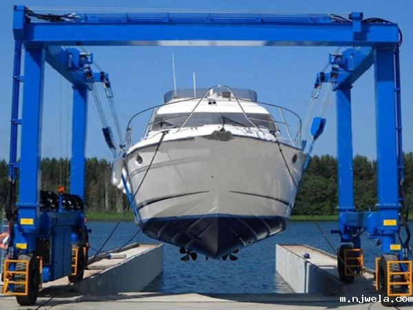 游艇吊如何应对恶劣天气和海况？